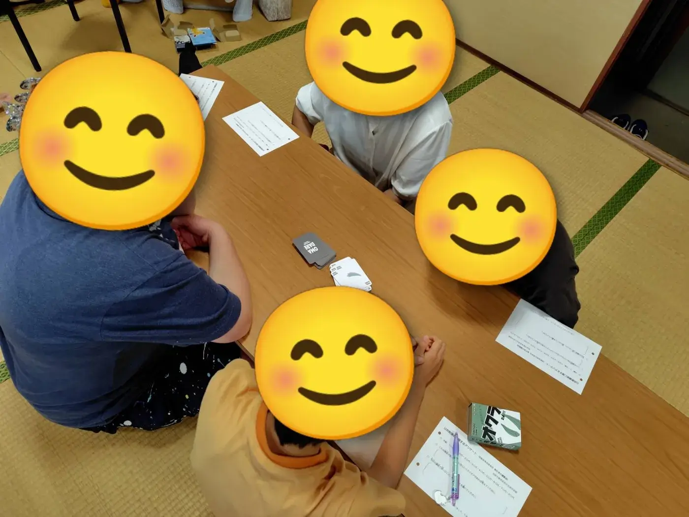 カードゲームで遊ぶ参加者たち