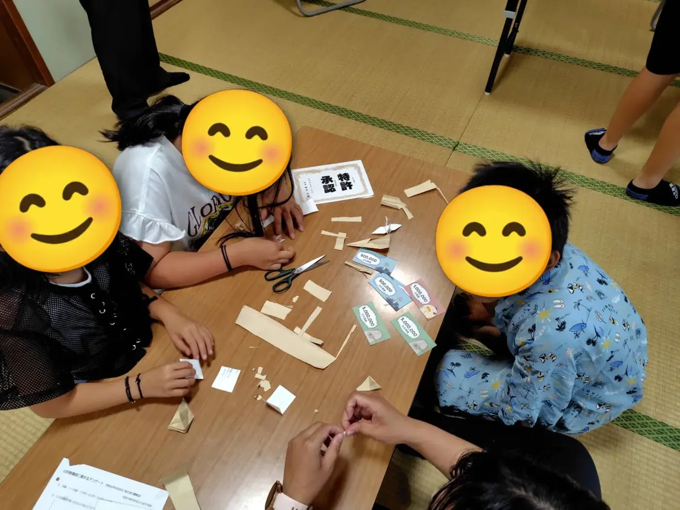 特許承認証が置かれたテーブルで作業するチーム