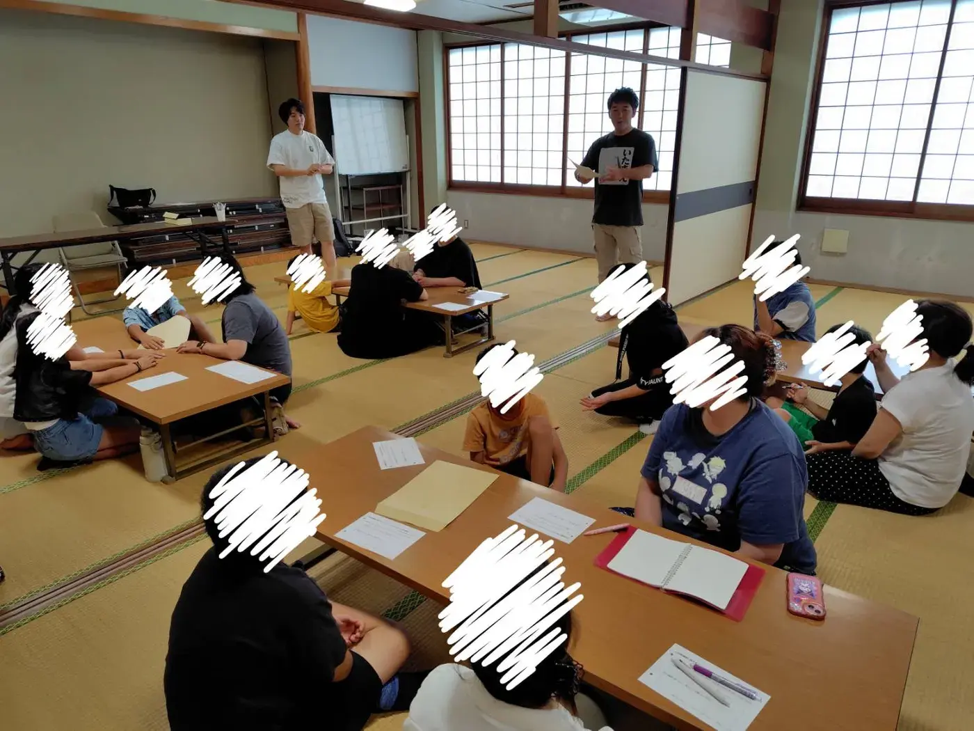 ルールを説明する講師と参加者